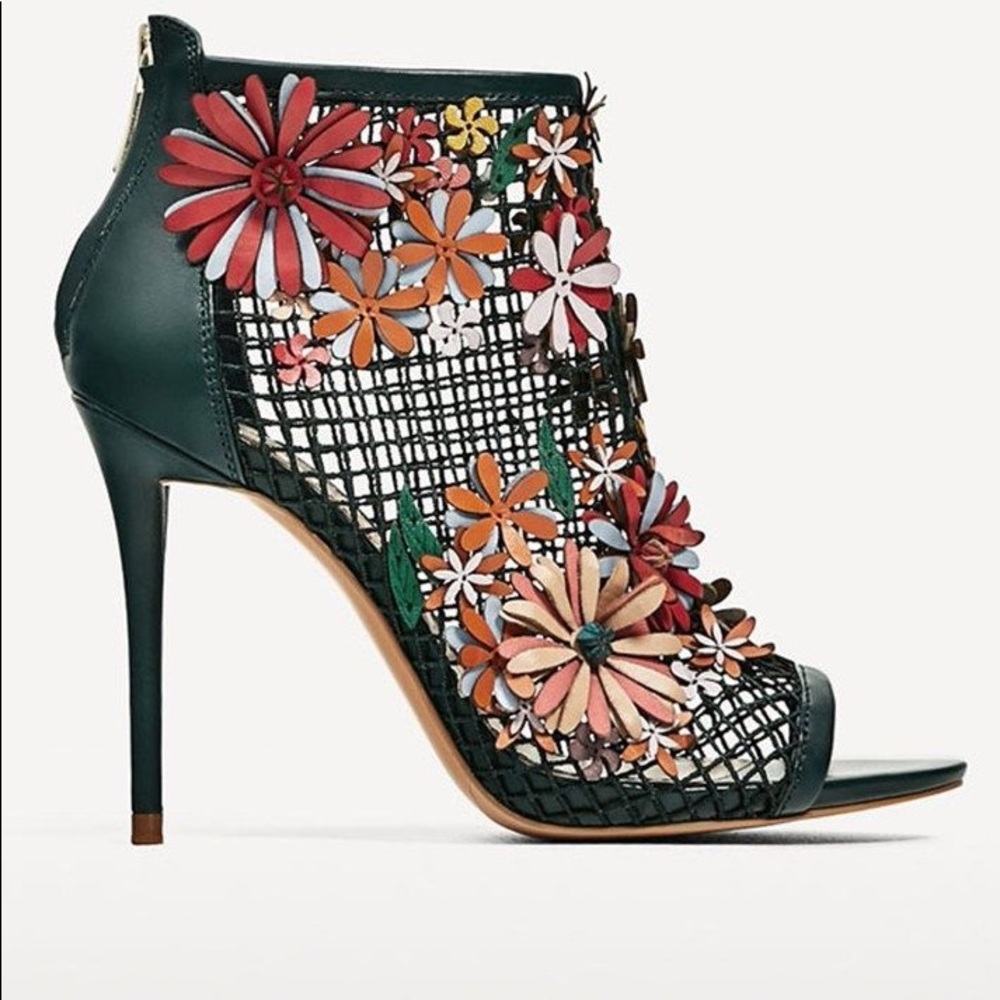 GORGEOUS Zara floral sandals